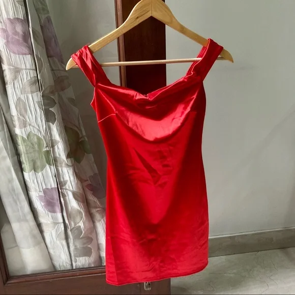 H&M red off shoulder dress - Picture 2 of 4